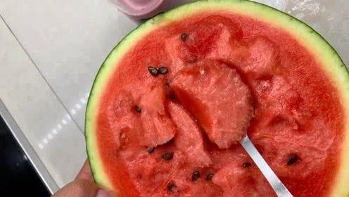 最近很火的恶心吃瓜视频,恶心吃瓜视频背后的疯狂世界