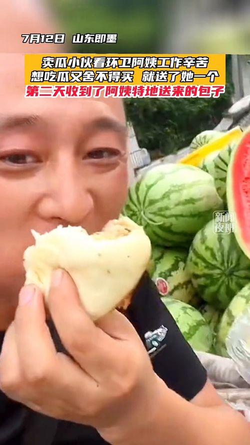 旁边阿姨吃瓜视频,揭秘日常生活中的趣味瞬间