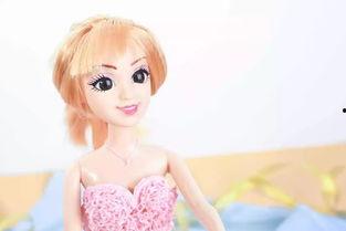 芭比娃娃吃哈密瓜视频,萌态十足引网友热议