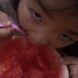 宝宝吃瓜照片视频,宝宝吃瓜萌态瞬间回顾